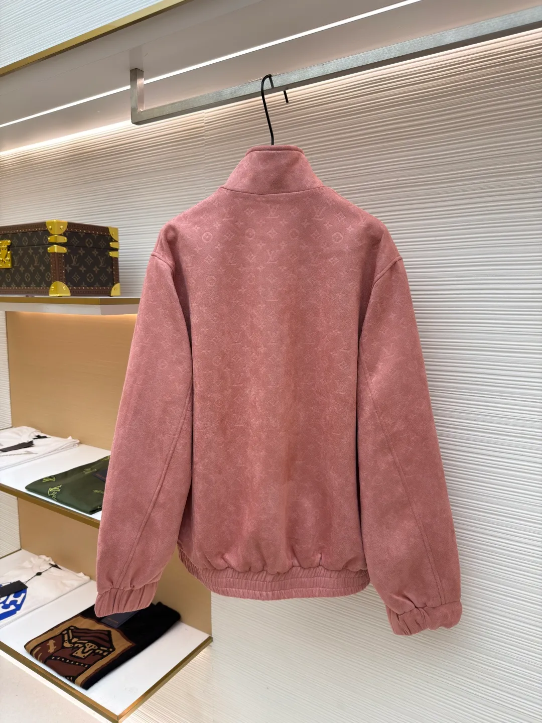 LOUIS VUITTON full-print dark pattern jacket ●Original version: purchased and developed by 40299 ●Item number: 1680960-C20 ●Fabric: suede fabric ●Technology: embossed production ●Version: fitted version ●Weight: about 1030 grams ●Size: 46-48-50-52 ●Description: 100% genuine leather imported suede leather, custom molded and embossed logo. The inner collar and hem threads are made of genuine leather, non-knitted threads, and the upper body is high-end fashion. The overall wiring is straight and delicate, the fabric is comfortable and soft, and the color is consistent without color difference. It can be matched with the same style to create a fashionable look and control various occasions. Customized accessories, complete with three standards, same style for men and women!